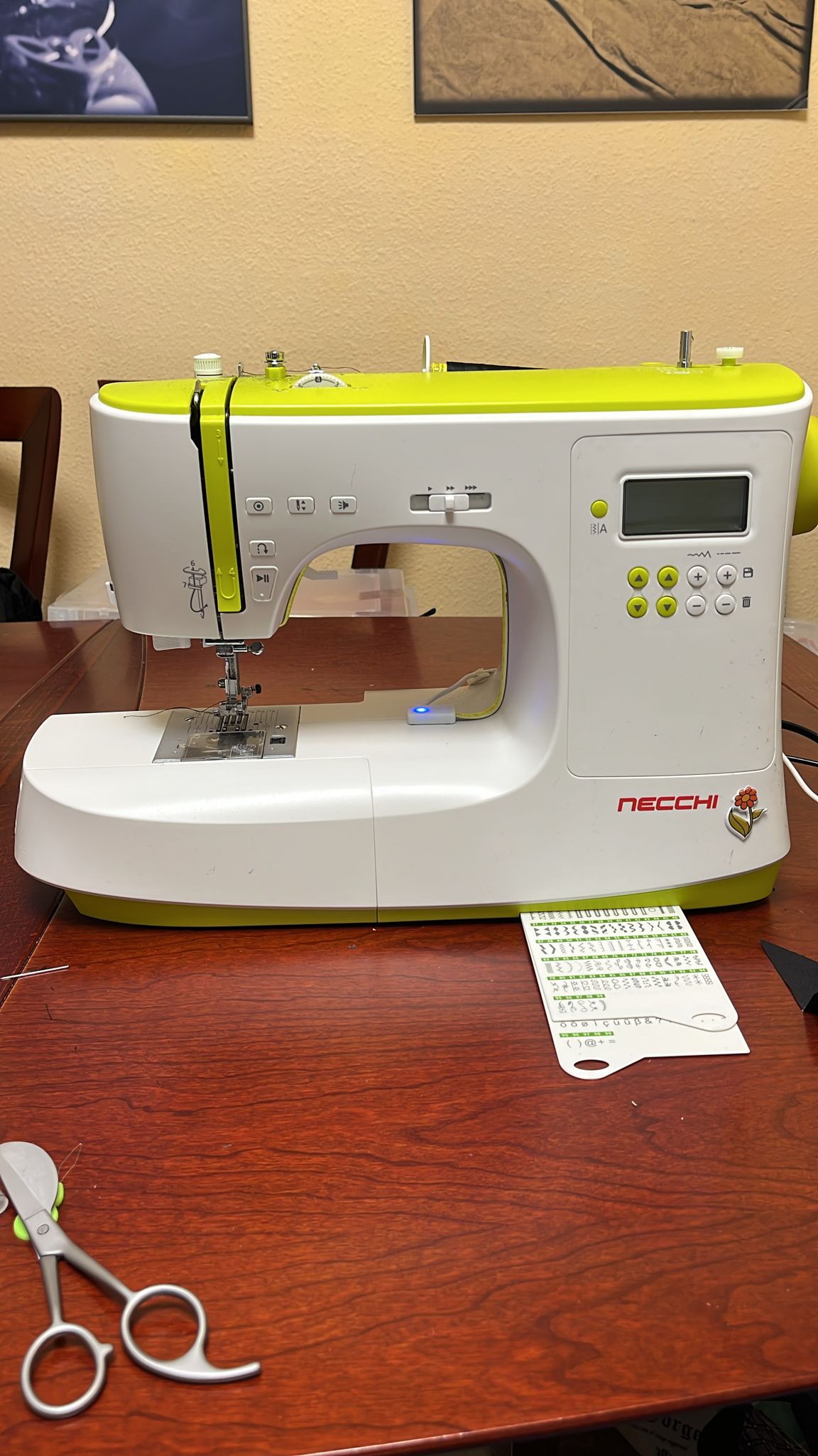 Necchi NC-102D máquina de coser electrónica blanco verde lima