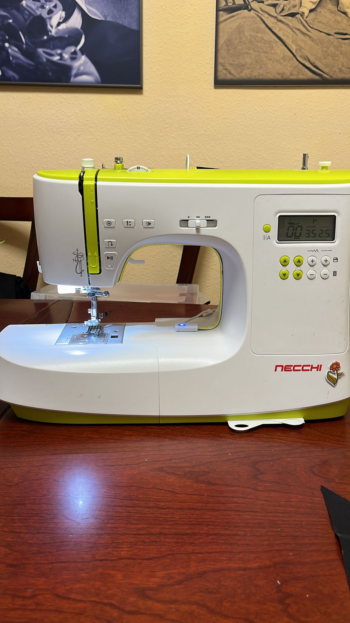 Necchi NC-102D detalle panel LCD y controles