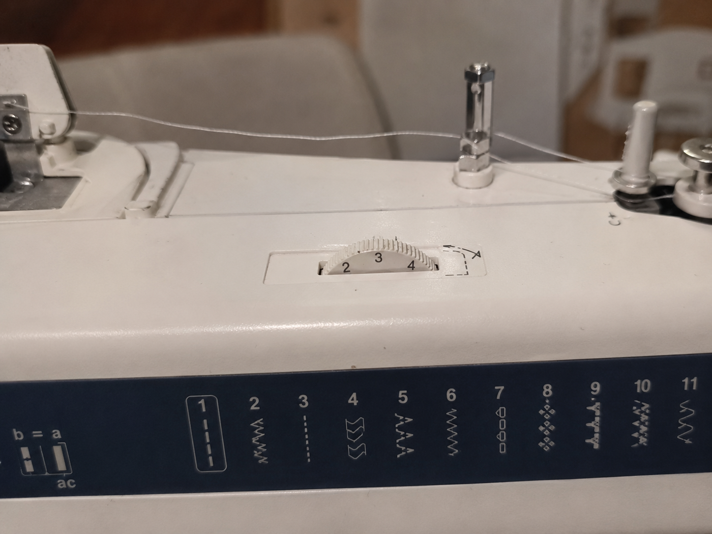 Dial de tensión del hilo en máquina de coser